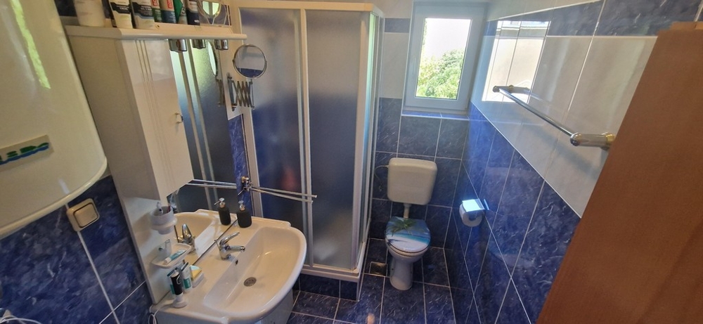 Koupelna se sprchovým koutem a moderními obklady