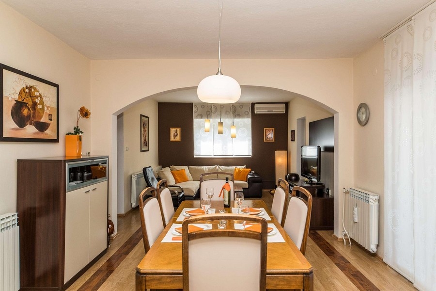 Nemovitosti Chorvatsko, apartmán s výhledem na moře - jídelní kout a obývací pokoj