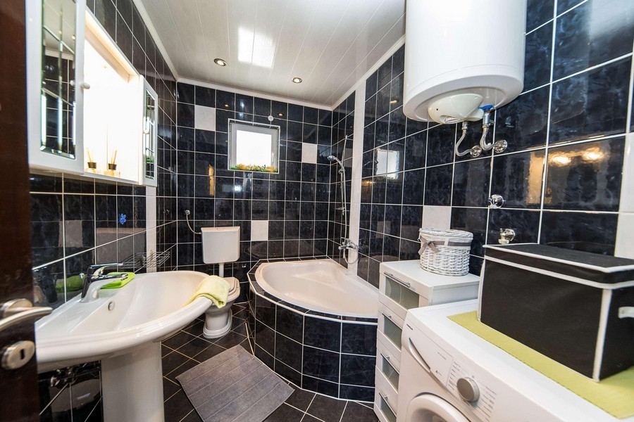 Nemovitosti Chorvatsko, apartmán s výhledem na moře - koupelna s vanou