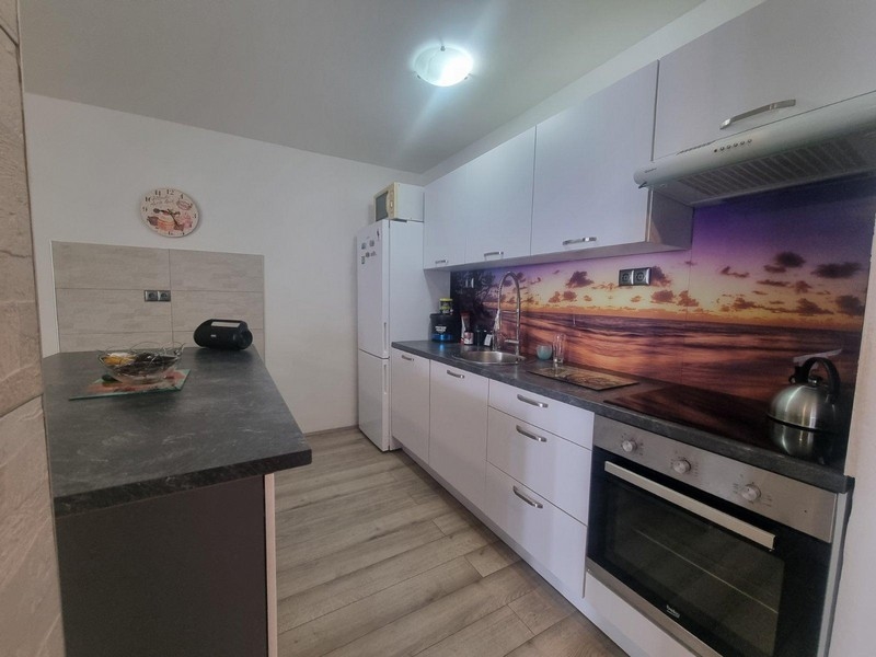 Moderní kuchyně s motivem pláže na zadní stěně