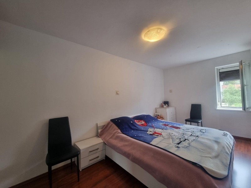 Ložnice s velkou postelí a výhledem z okna