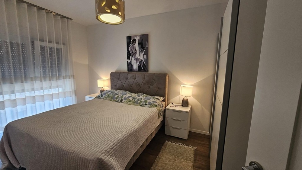 Druhá ložnice s vestavěnou skříní.