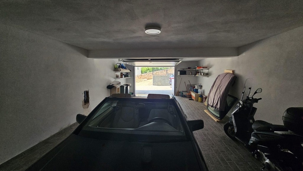 K bytu náleží prostorná garáž.