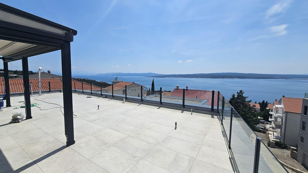 Střešní terasa nemovitosti A3315, nabízená k prodeji v Chorvatsku.
