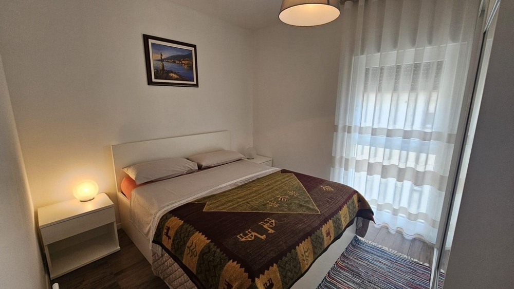 První ložnice s pohodlnou manželskou postelí.