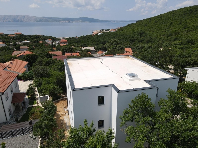 Nově postavený apartmán v Chorvatsku se zahradou a prostornými balkony