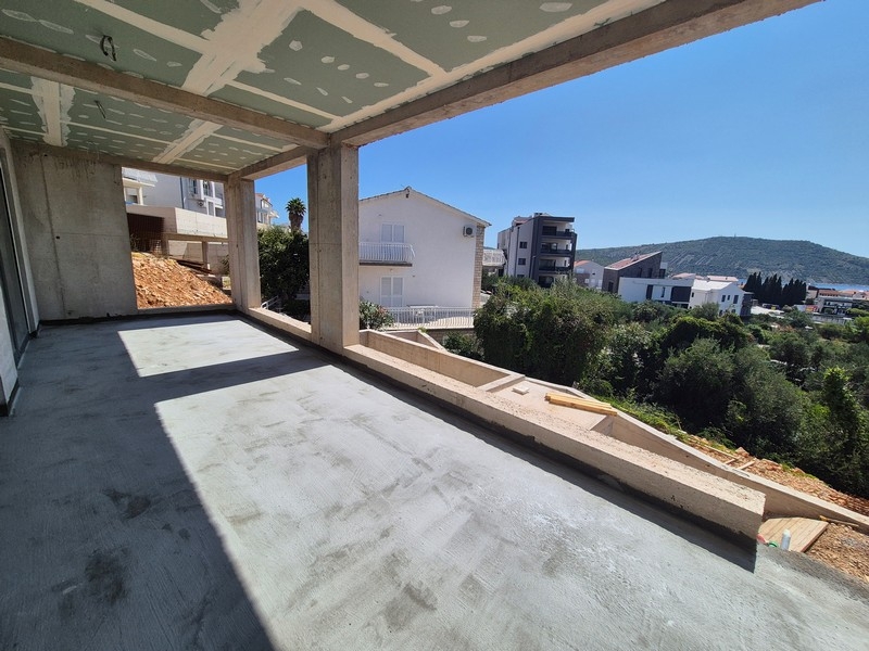 Vnitřní posezení s výhledem na moře v moderním apartmánu v Primoštenu