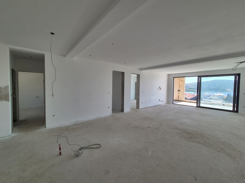 Obývací prostor s výhledem na moře a jacuzzi v moderním apartmánu v Primoštenu