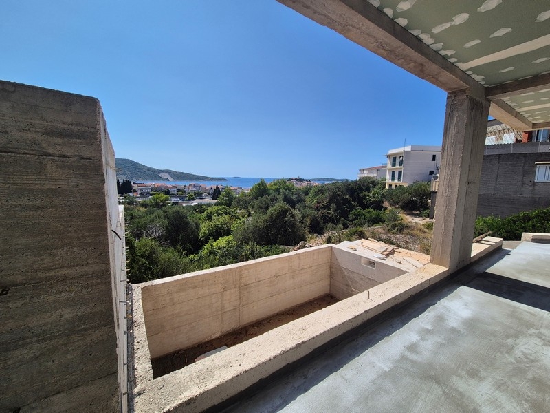 Prostorná terasa s jídelním koutem v moderním bytě v Primoštenu, Dalmácie, na prodej