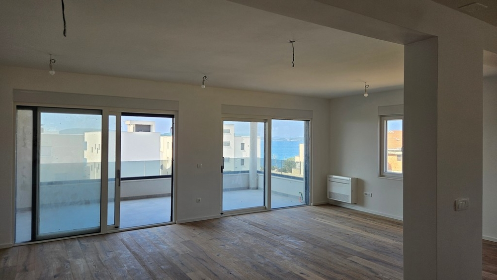 Výhled z obývací části na terasu a na moře.