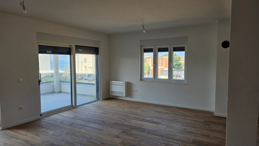 Obytná část s parketami a radiátorem na stěně.