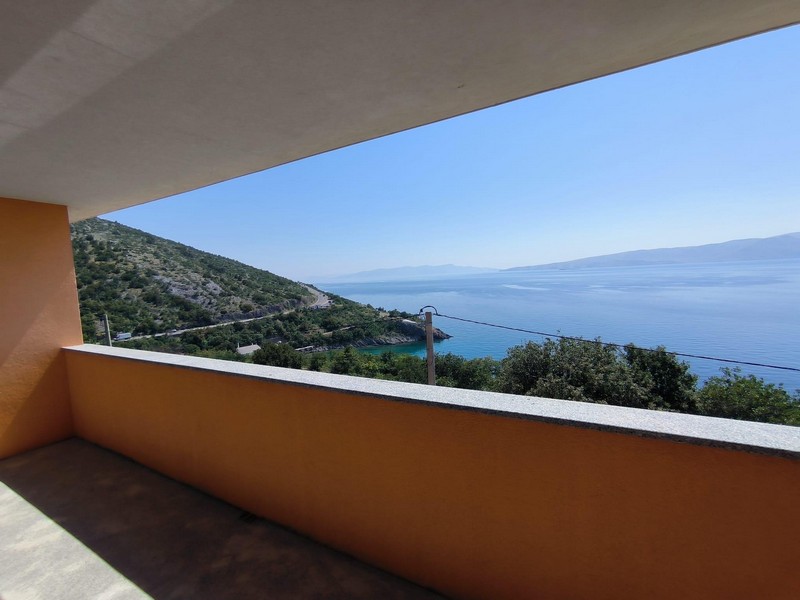 Výhled z kryté terasy na moře a okolí.