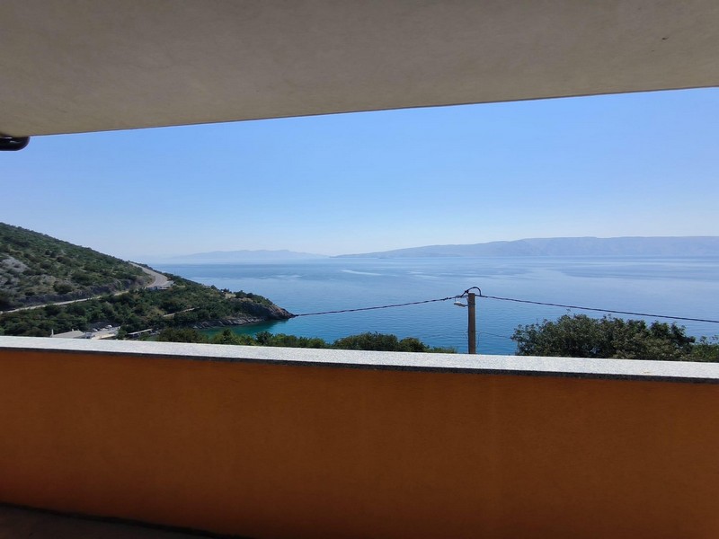 Výhled na moře z terasy v Chorvatsku nedaleko Senje.