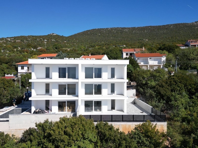 Letecký pohled na moderní bytový dům ve Smokvici Krmpotska s bazénem a upravenou zahradou