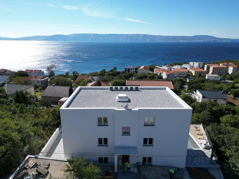 Čelní pohled na bytový dům s balkony a bazénem ve Smokvici Krmpotska