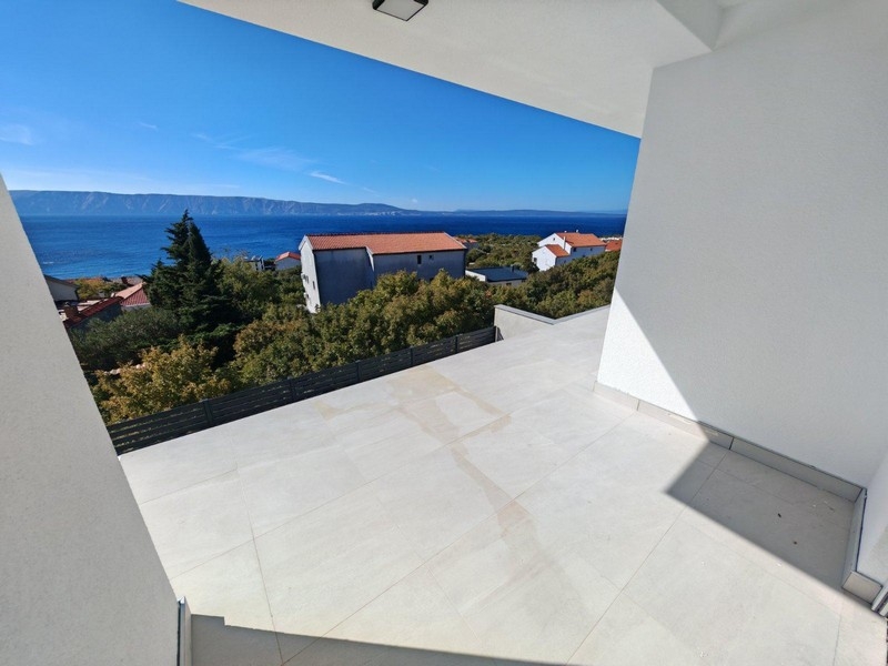 Detailní záběr na koupaliště s relaxačními a plaveckými lidmi ve Smokvici Krmpotské