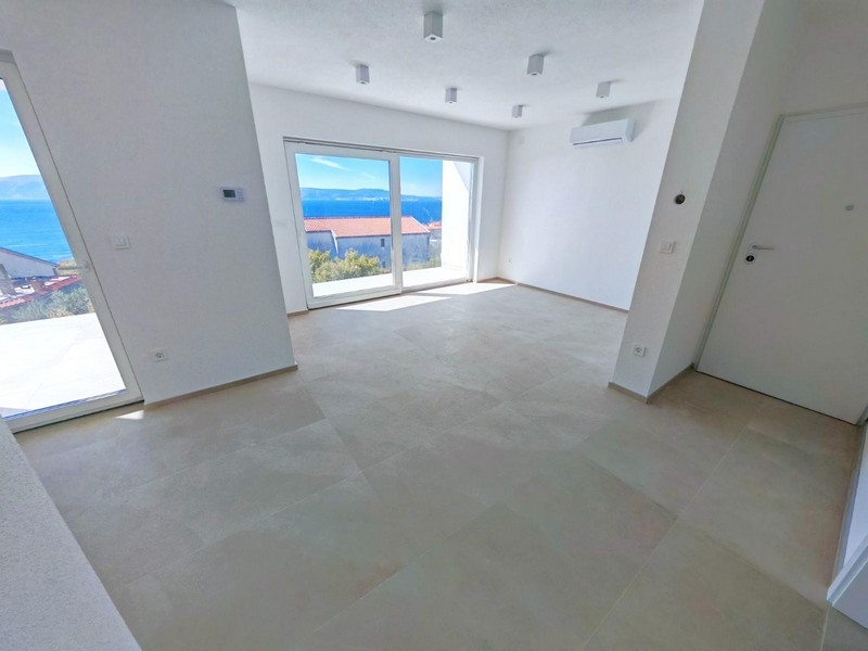 Pohled shora na nemovitost s budovou, bazénem a zahradou ve Smokvici Krmpotska