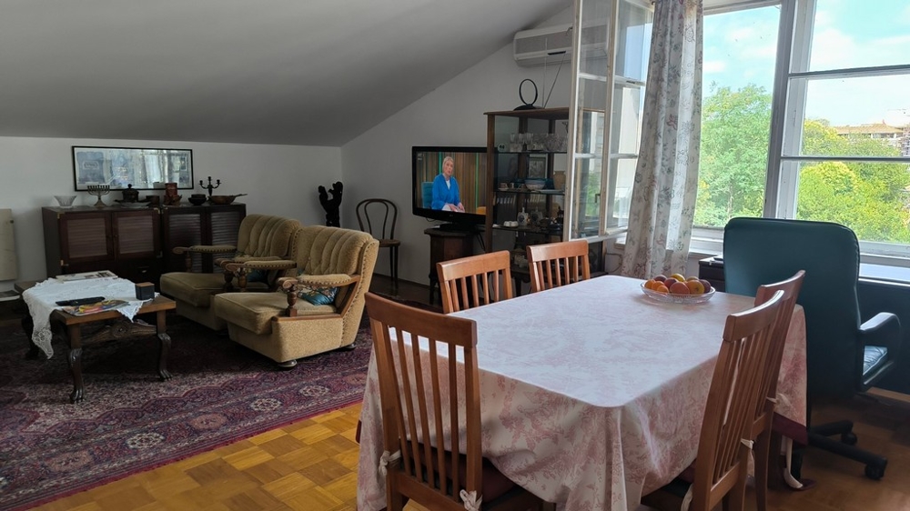 Obývací prostor s jídelním stolem nemovitosti A3349 v Chorvatsku.