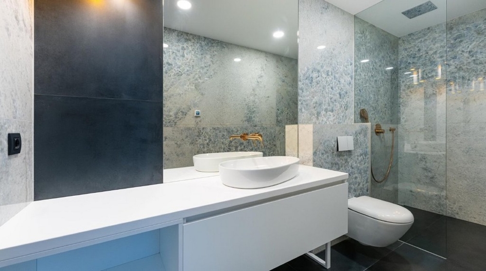 Moderní koupelna s bílým umyvadlem, skleněná sprcha