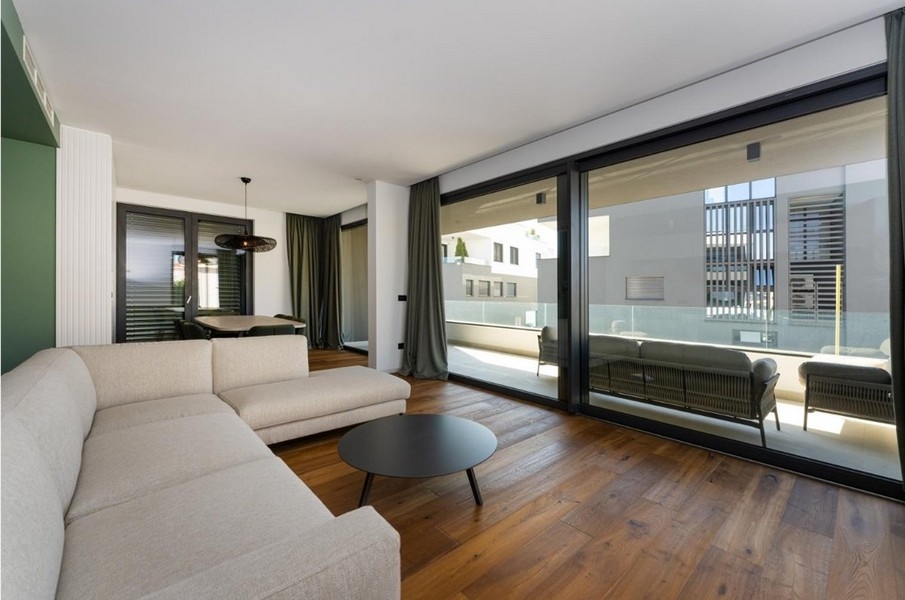 Jídelna s kulatým stolem a židlemi, vstup na balkon