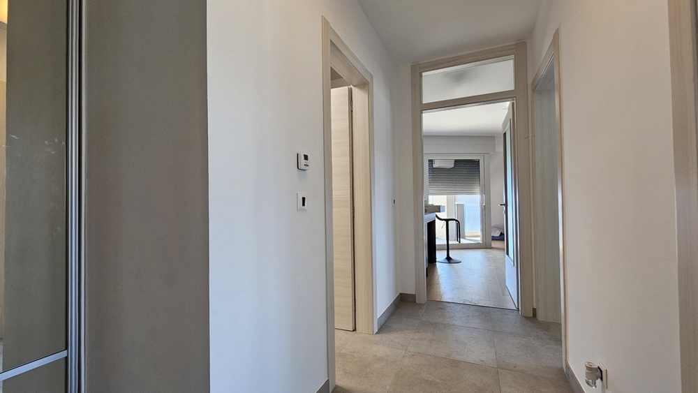 Předsíň s výhledem do kuchyně a dveře do pokojů