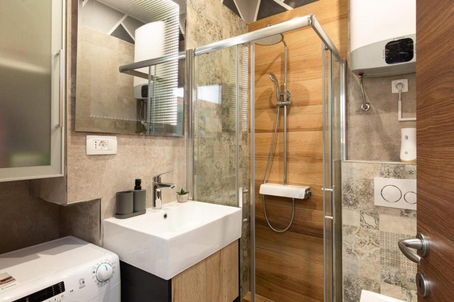 Moderní koupelna se sprchovým koutem v nemovitosti A3366, která je na prodej v Chorvatsku.