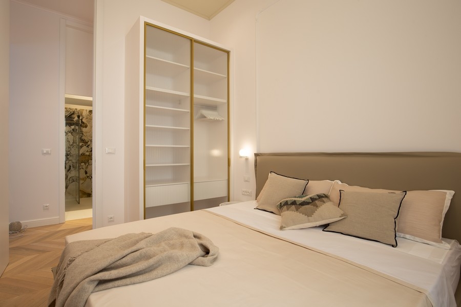 Druhá ložnice s manželskou postelí a šatní skříní