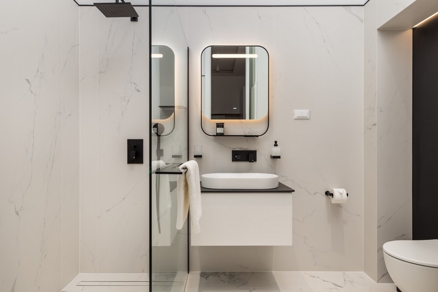 Druhá moderní koupelna se skleněným sprchovým koutem a zrcadlem