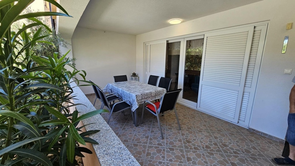 Prostorná terasa nemovitosti A3369 v Chorvatsku.