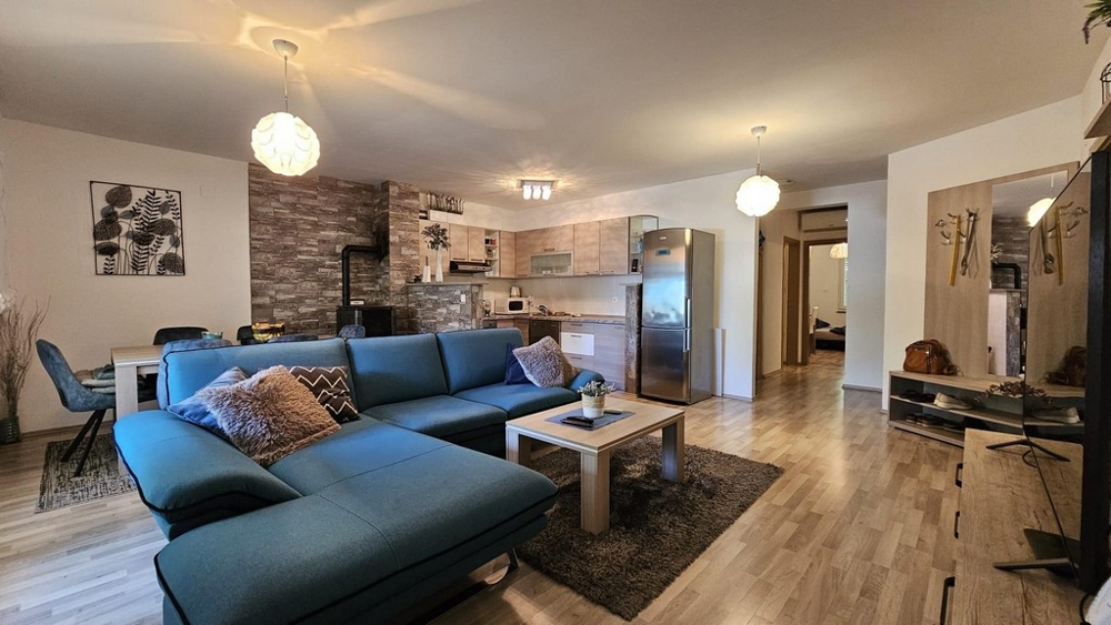 Obývací pokoj a kuchyň s jídelním stolem