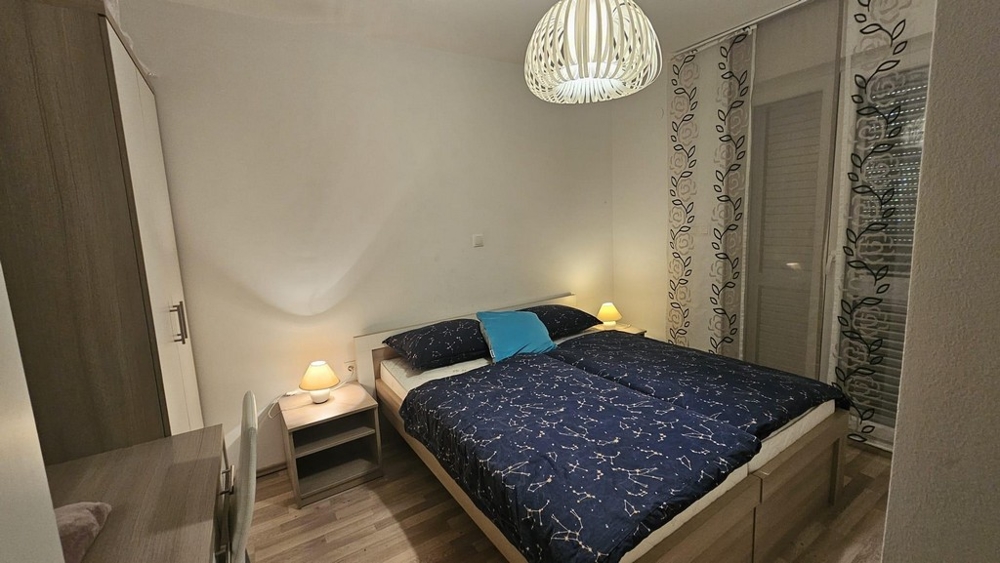 Ložnice s manželskou postelí a skříní