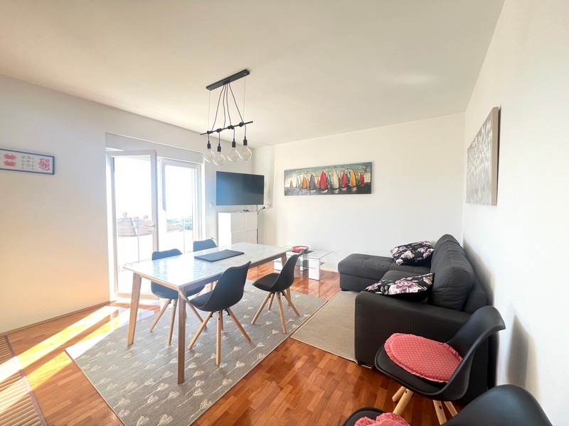 Moderně zařízený obývací prostor bytu A3373, který je na prodej v Opatiji.