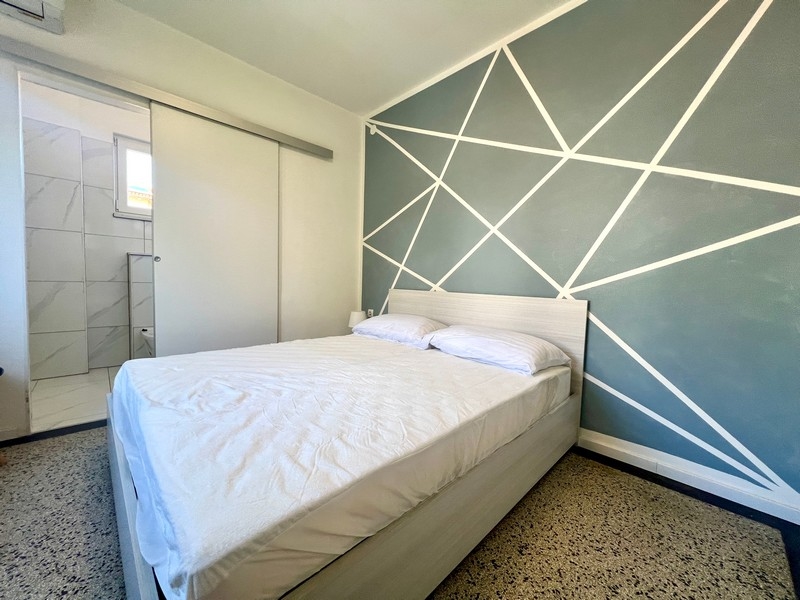 Moderní ložnice s koupelnou v apartmánu A3373 v Opatiji, Chorvatsko.