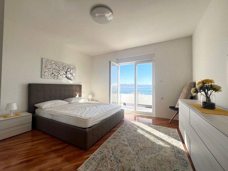 Ložnice s fantastickým výhledem na moře - nemovitost A3373 v Chorvatsku.