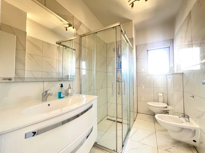 Udržovaná koupelna s oknem a spoustou světla.