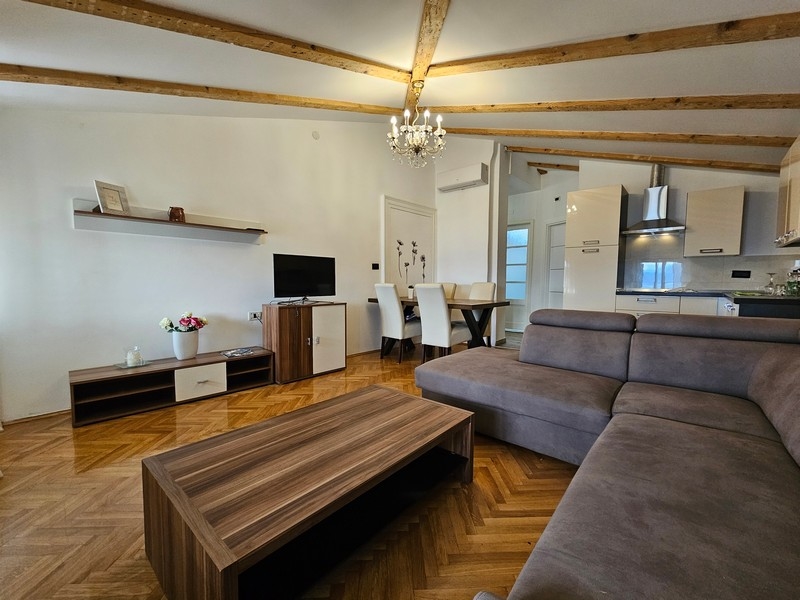 Moderní obývací pokoj bytu A3374 v centru města Opatija.