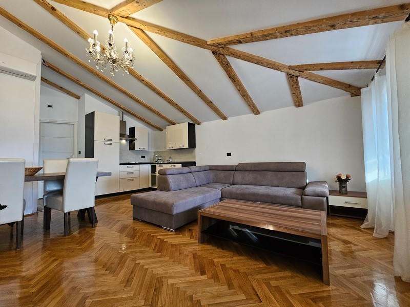 Obývací pokoj a výhled do kuchyňského koutu.