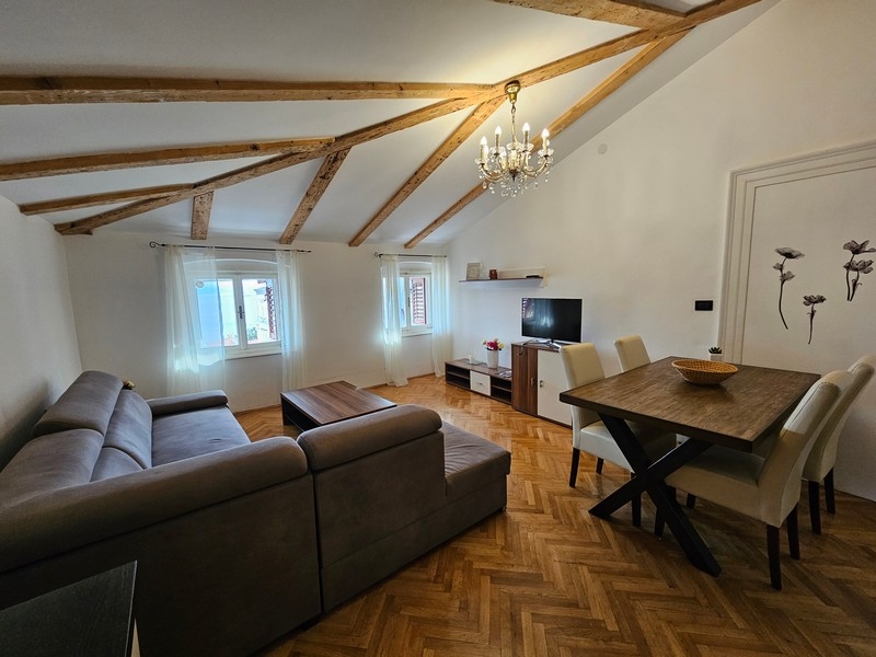 Zařízený obývací prostor.