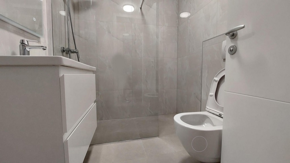 Moderní koupelna se sprchovým koutem.