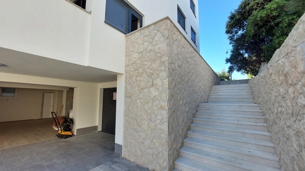 Přístup a výhled do podzemního parkoviště.