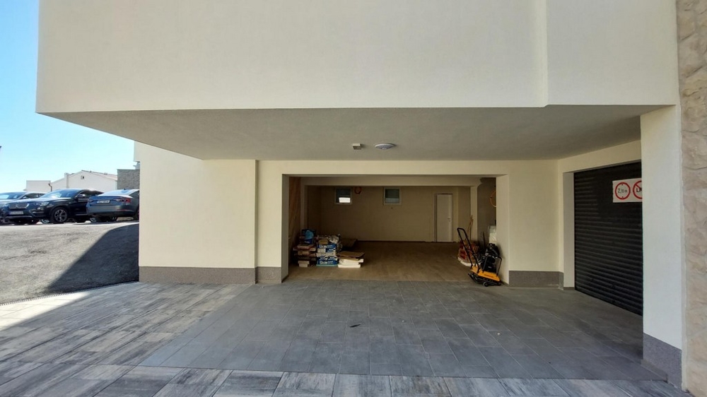 Garáž v suterénu moderní novostavby.