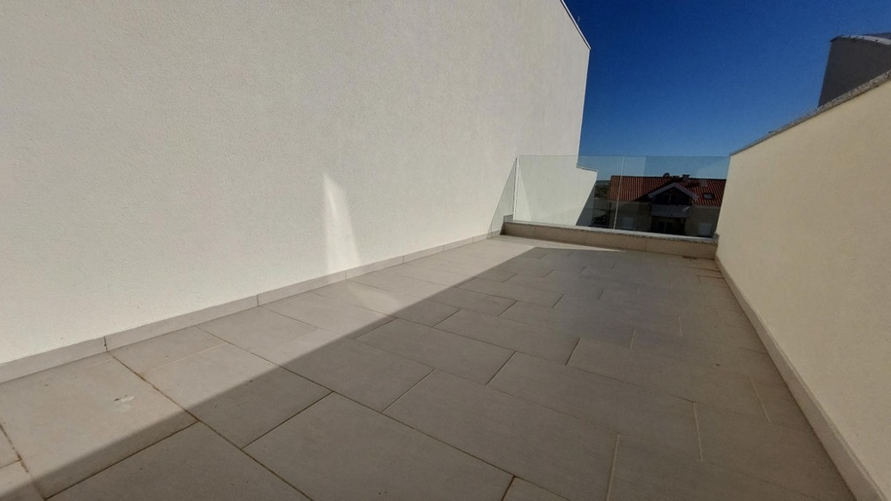 Střešní terasa bytu A3381, který je nabízen k prodeji na ostrově Pag v Chorvatsku.