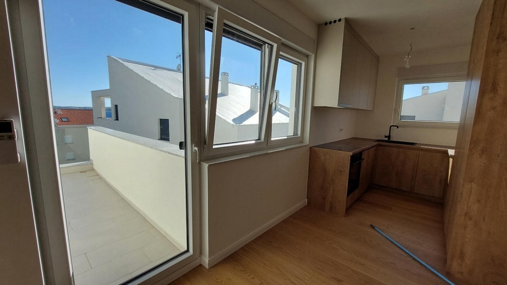 Kuchyň a výhled na terasu nemovitosti A3381 na ostrově Pag v Chorvatsku - Panorama Scouting.