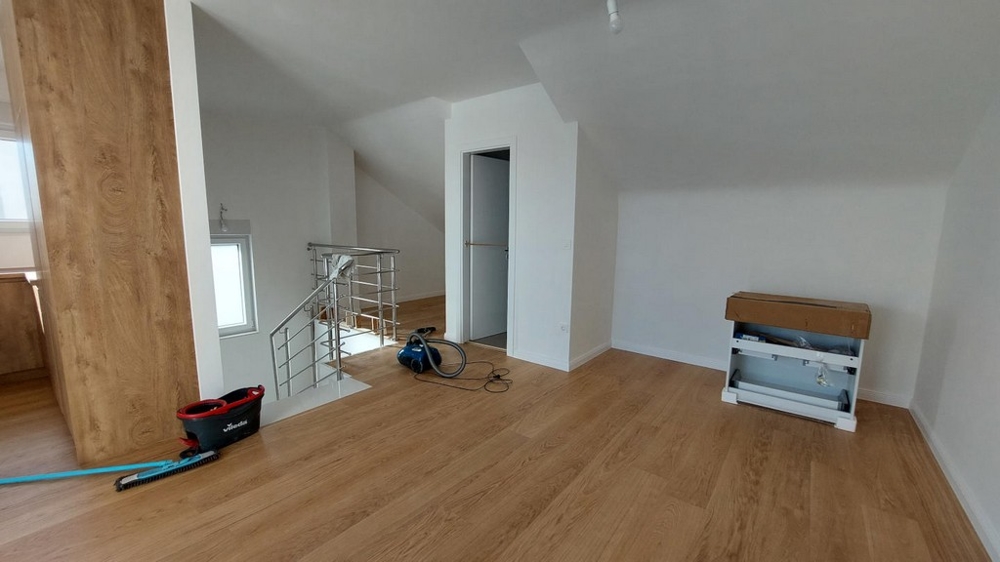 Obytná plocha a výhled na schodiště bytu A3381, který se prodává na ostrově Pag.