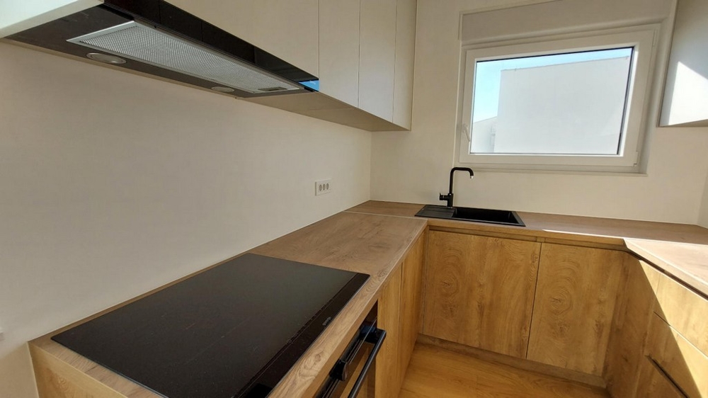 Moderní kuchyně apartmánu A3381, který se prodává v Chorvatsku.