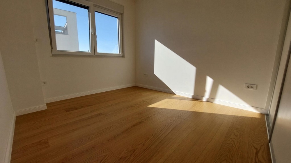 Světlá ložnice nebo dětský pokoj.