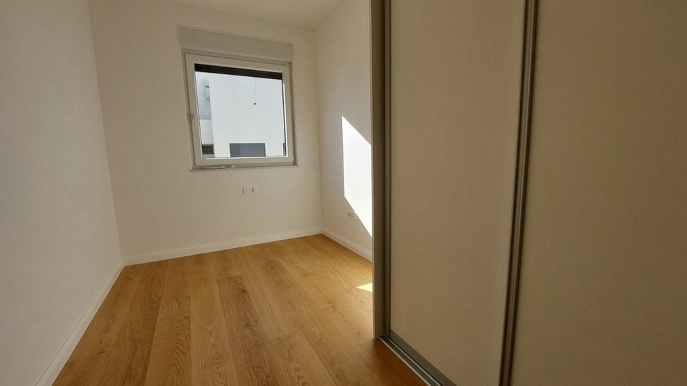 Malý pokoj s vestavěnou skříní.