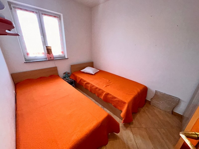 Ložnice se dvěma samostatnými lůžky.