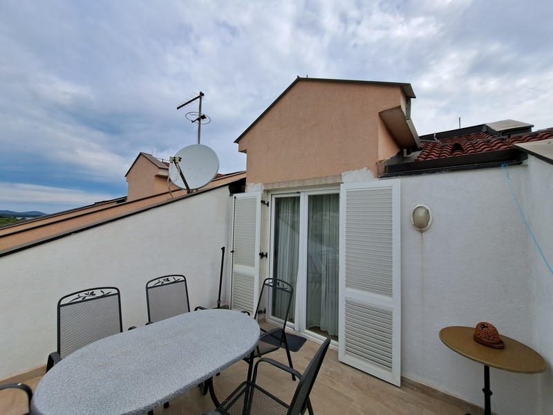 Pohled z terasy na dveře nemovitosti A3383 v Chorvatsku - Panorama Scouting.