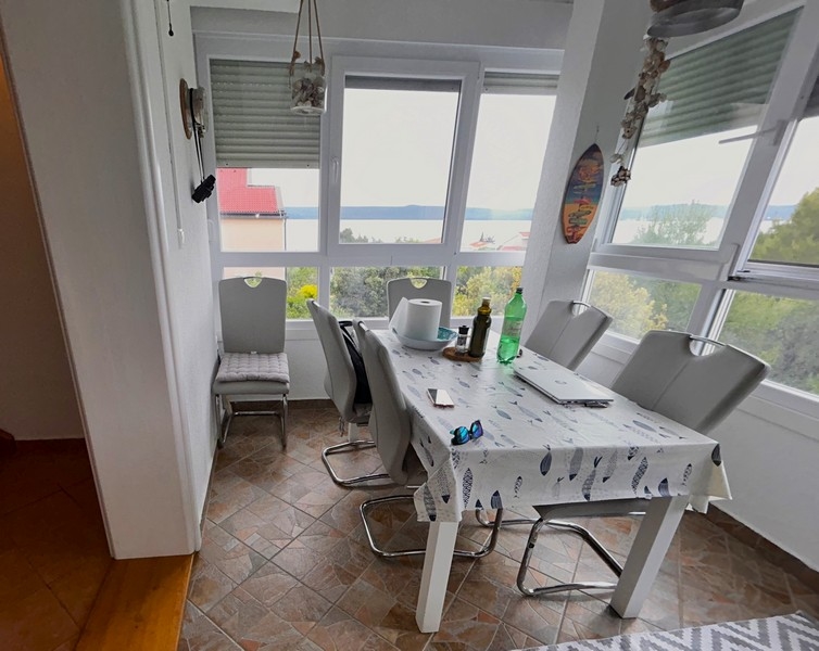 Terasa s výhledem na moře apartmánu A3383 v Chorvatsku.